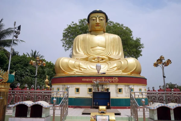 Buda grande em Sagaing — Fotografia de Stock