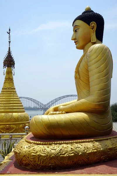 Boeddha op de heuvel — Stockfoto