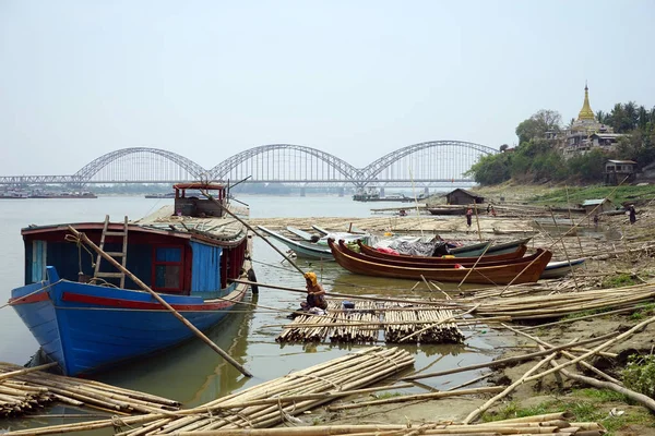 Raft e rio — Fotografia de Stock