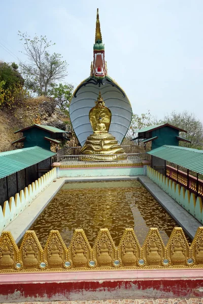Kolam emas di Sagaing — Stok Foto