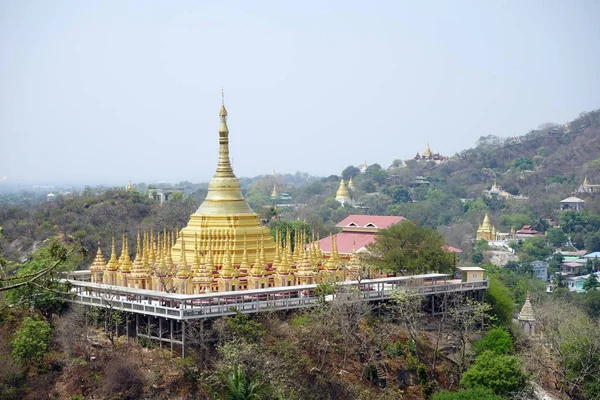 Stupas na colina — Fotografia de Stock