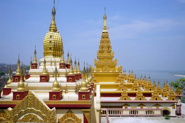 Stupas auf dem Hügel — Stockfoto