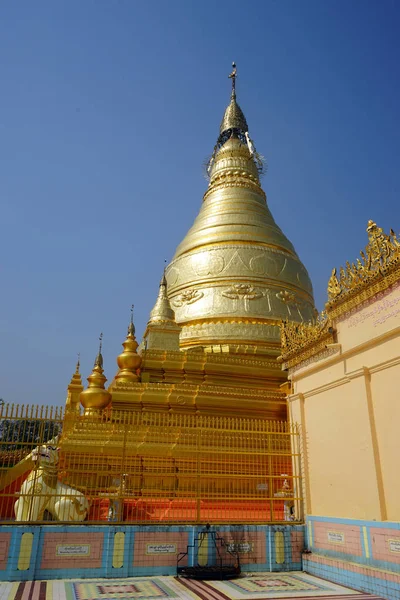 Estupa dorada en Myanmar — Foto de Stock