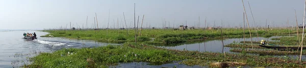 Perahu dengan orang-orang di danau Inle — Stok Foto