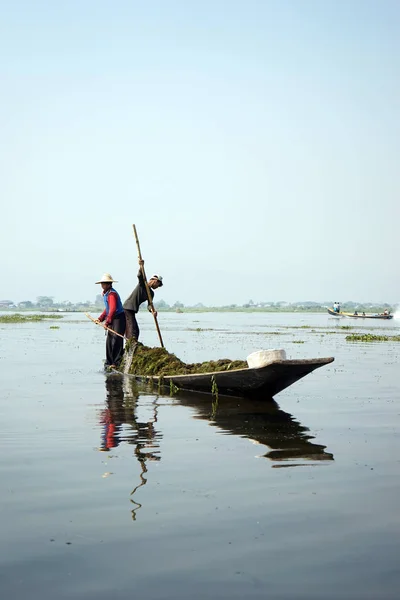 Nelayan di perahu. — Stok Foto