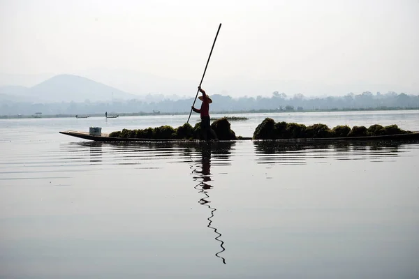 Farmer on Inle lake — Stock Photo, Image