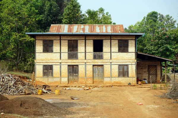 Drewniany dom w Myanmar — Zdjęcie stockowe