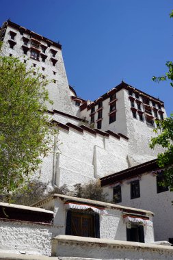 Potala Sarayı tepede