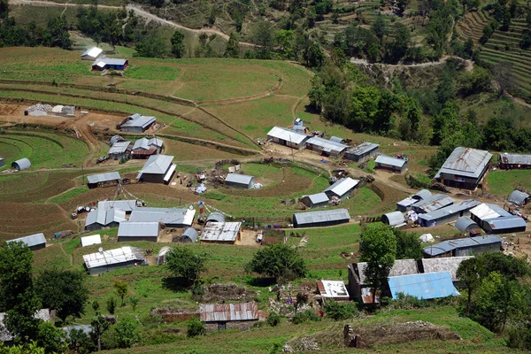 Terrazas y pueblo en la montaña — Foto de Stock