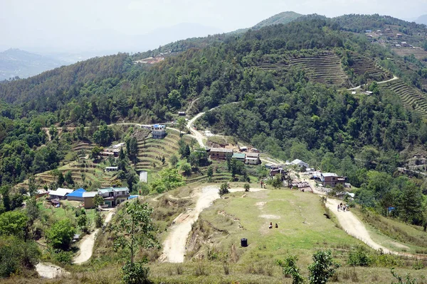 Terrasses et village en montagne — Photo