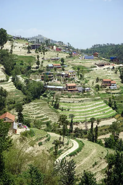 Terrasses et village en montagne — Photo