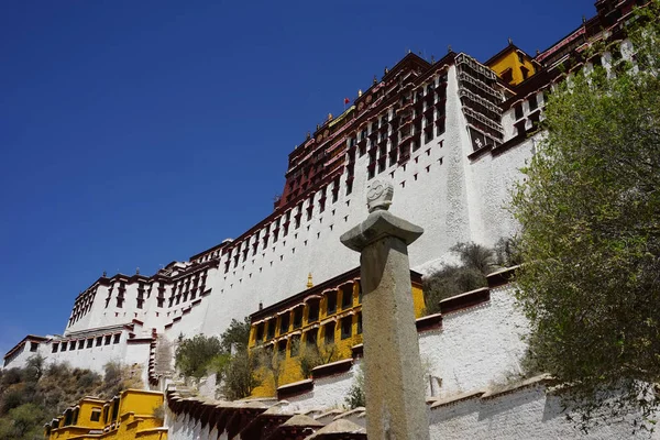 Potala palota falán — Stock Fotó