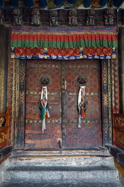 Puerta en el monasterio —  Fotos de Stock