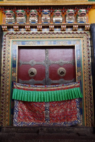 Дверь в монастырь — стоковое фото