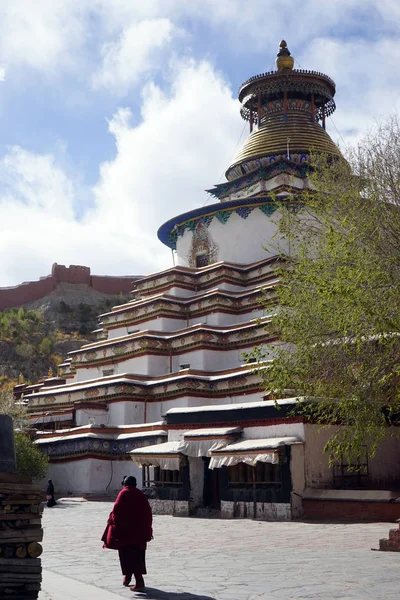 Stupa i kloster — Stockfoto