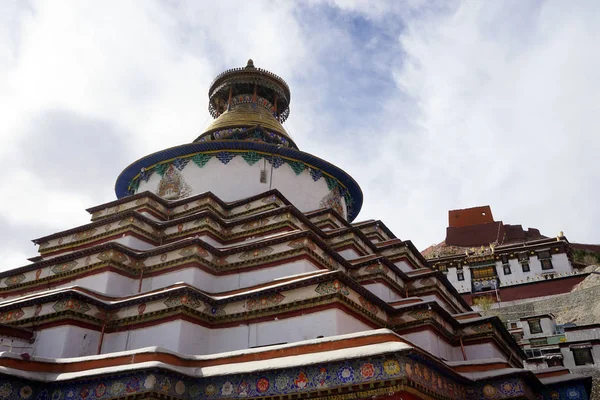 Stupa dans le monastère — Photo