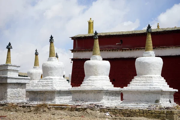 White stupas in monastery — Stock Photo, Image