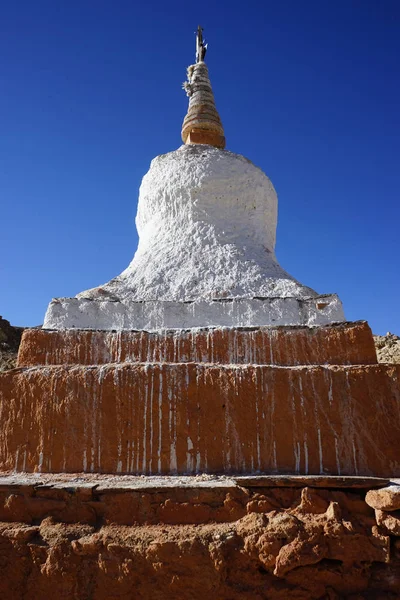 Bílé buddhistická stúpa — Stock fotografie