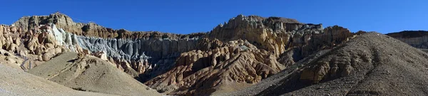 Dağ silsilesi mağaralar ile — Stok fotoğraf