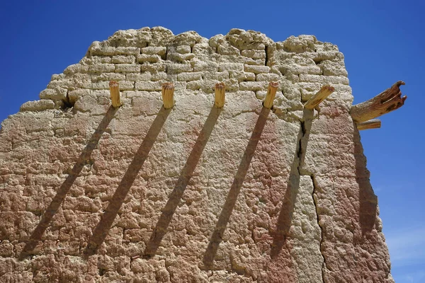 Manastırda yıkık duvar — Stok fotoğraf