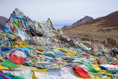 Kailash Dağı ve bayrakları