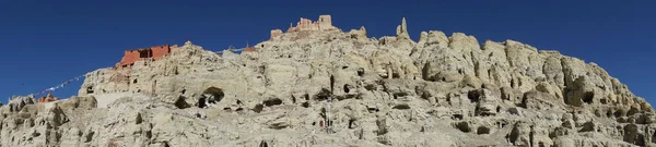 Piyang Höhlen und Berge — Stockfoto