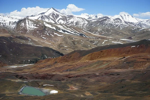 Snow mountain and lake — Stock Photo, Image