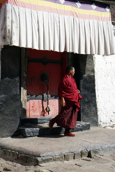 Tashilhunpo 수도원에서 승려 — 스톡 사진