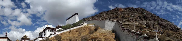 Tashilhunpo-Kloster und Felsen — Stockfoto