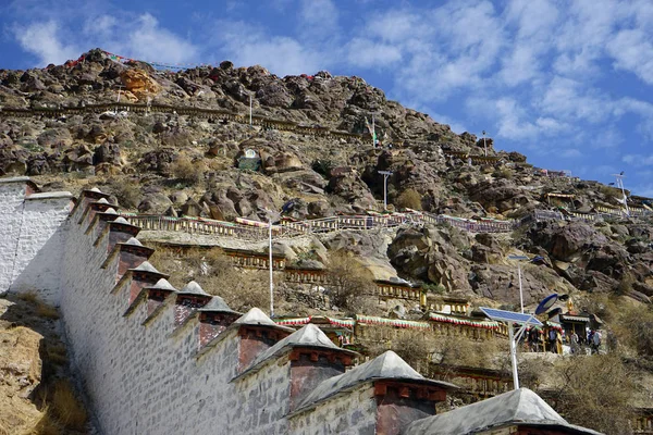 Tashilhunpo-Kloster und Felsen — Stockfoto