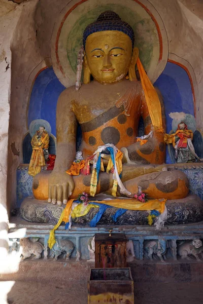 Будда в алтаре — стоковое фото