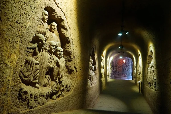 Длинный коридор со скульптурами — стоковое фото