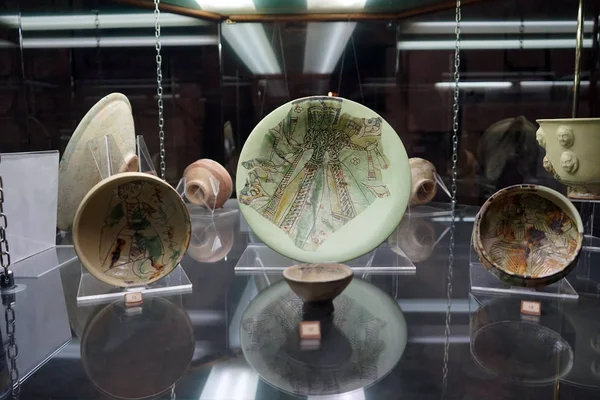 Ceramic plates in museum — Stock Photo, Image