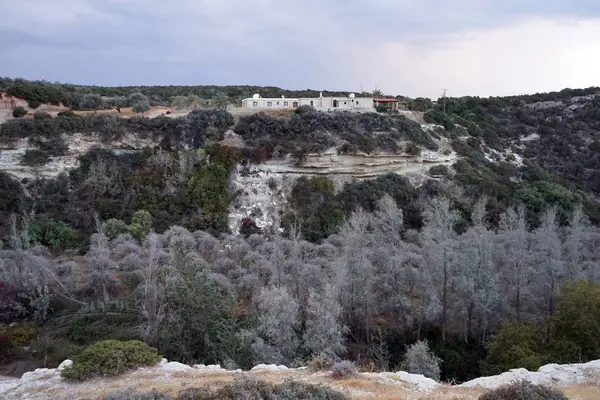 Üstünde belgili tanımlık tepe İnşaat — Stok fotoğraf