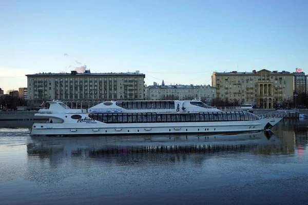 Łódź na rzece — Zdjęcie stockowe