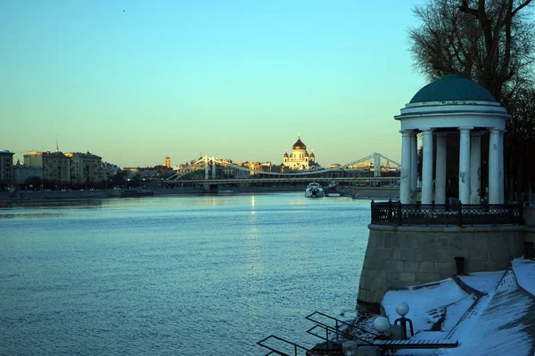 Moskova Nehri ve köprü — Stok fotoğraf