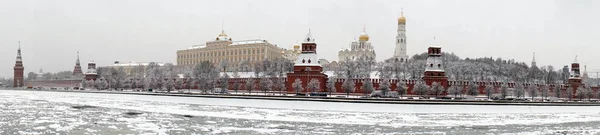 Kremlin en Moskou rivier panorama — Stockfoto