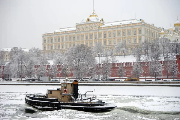 Лодка рядом с Кремлем — стоковое фото