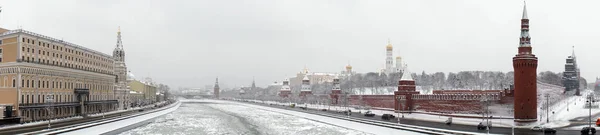 Moskauer Fluss mit Eis — Stockfoto