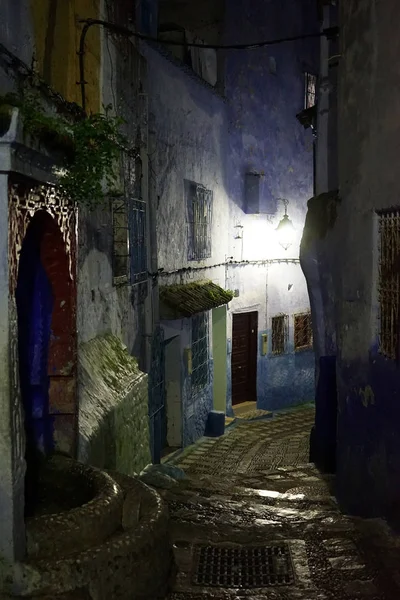 Fuente y calle nocturna — Foto de Stock