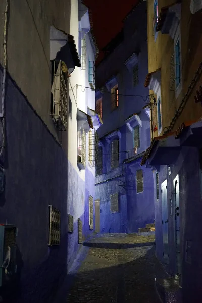 Rua com casas azuis — Fotografia de Stock