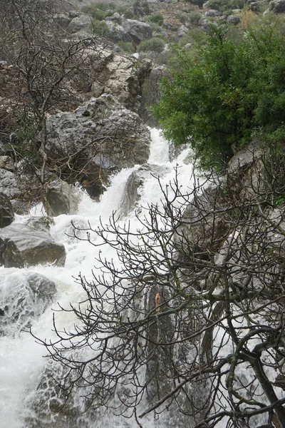 Водоспад і гора — стокове фото