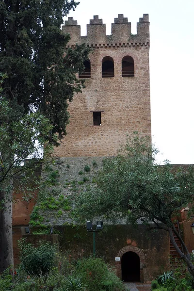 Wieża i mur — Zdjęcie stockowe
