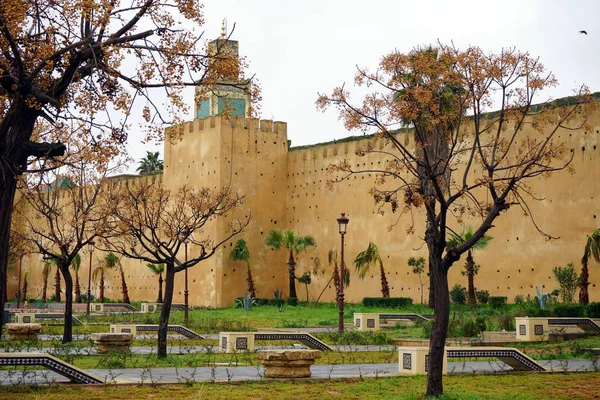 Park and city wall — Stock Photo, Image