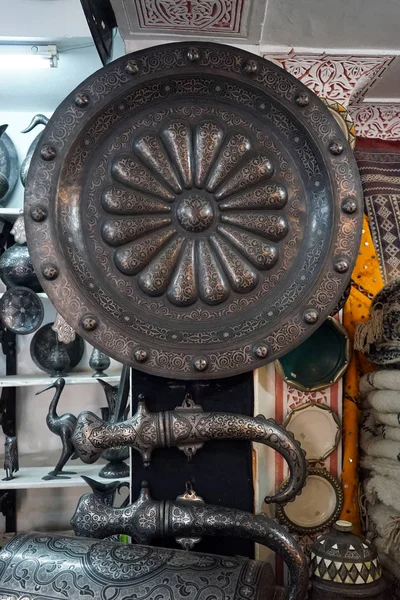 Тарелка в антикварной лавке — стоковое фото