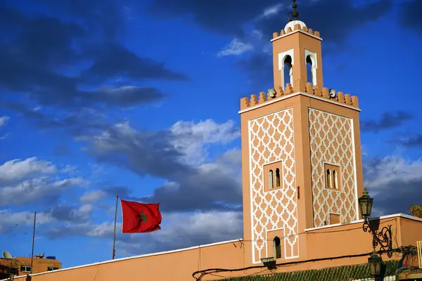 Minaret och flagga — Stockfoto