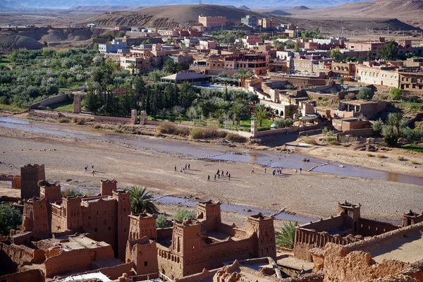 Pueblo y río — Foto de Stock