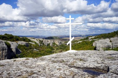 Kayanın üzerinde beyaz metal haç