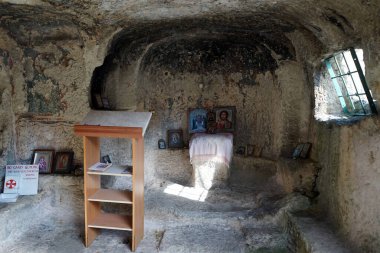 SEBASTOPOL, RUSSIA - CIRCA SEPTEMBER 2019 Donör; Cherkez Kermen 'deki mağara kilisesi