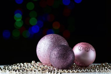 Parlak Noel topları renkli Böke siyah zemin üzerine